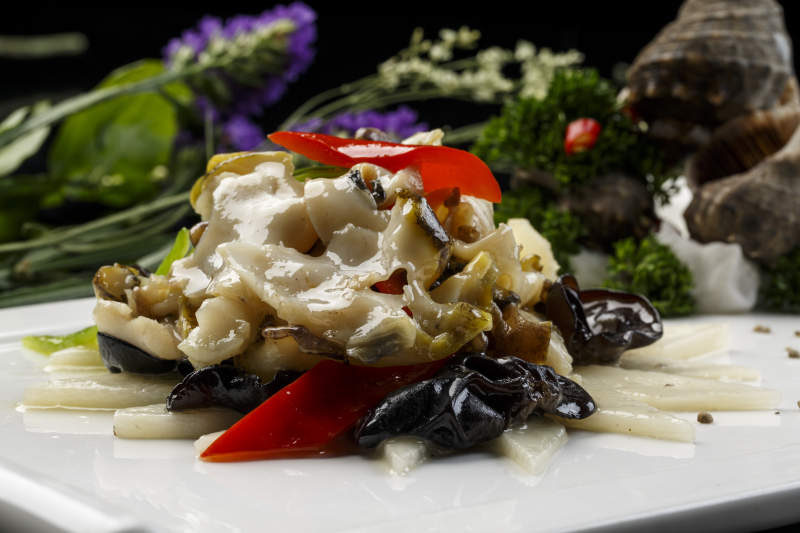 長(zhǎng)方形白瓷盤裝的海鮮木耳彩椒爆海螺