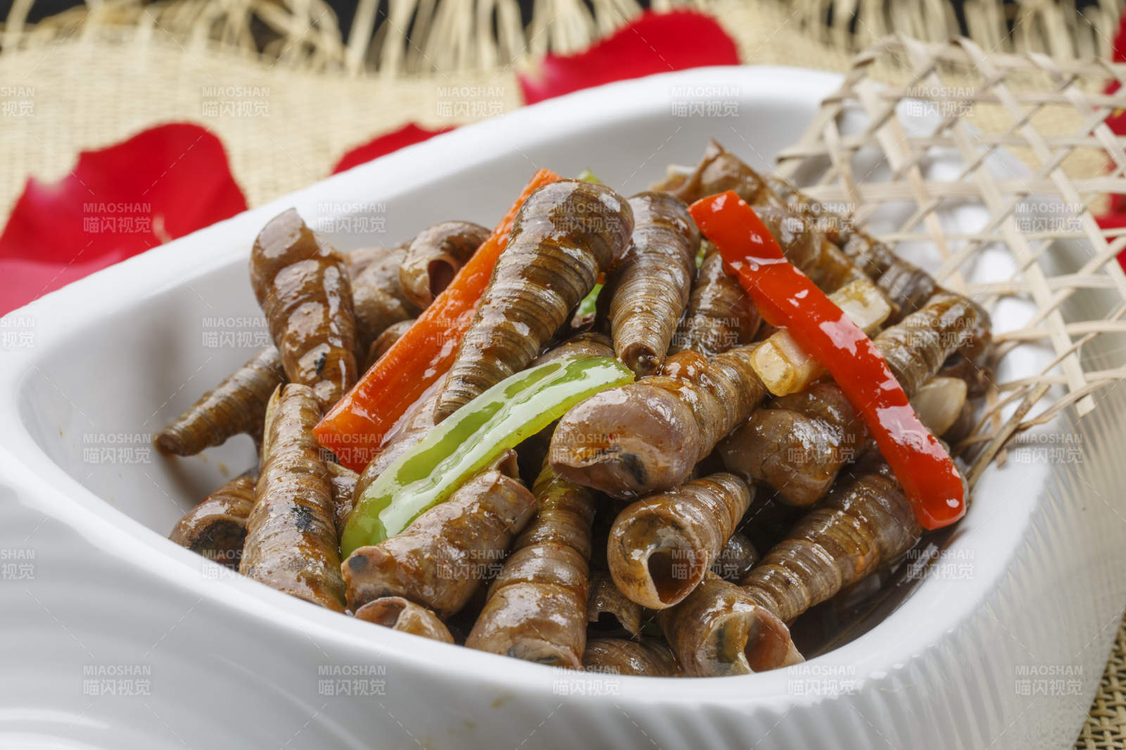 異形白瓷盤裝的海鮮辣炒珍螺釘子螺