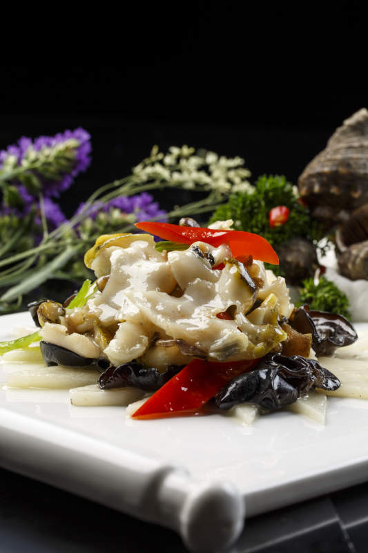 長(zhǎng)方形白瓷盤裝的海鮮木耳彩椒爆海螺