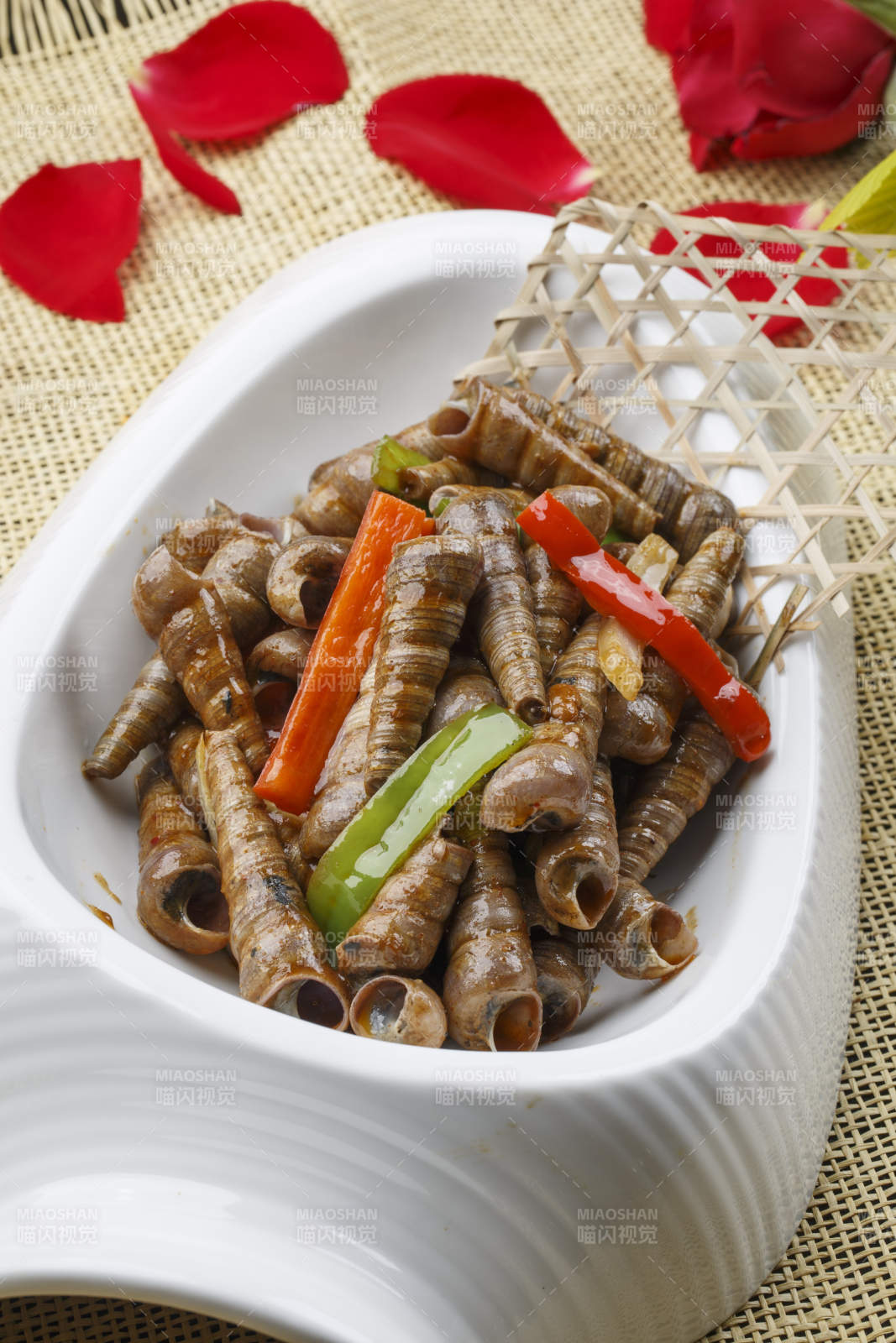 異形白瓷盤裝的海鮮辣炒珍螺釘子螺