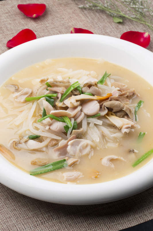 白色圆形汤盆装的海鲜水萝卜炖天鹅蛋