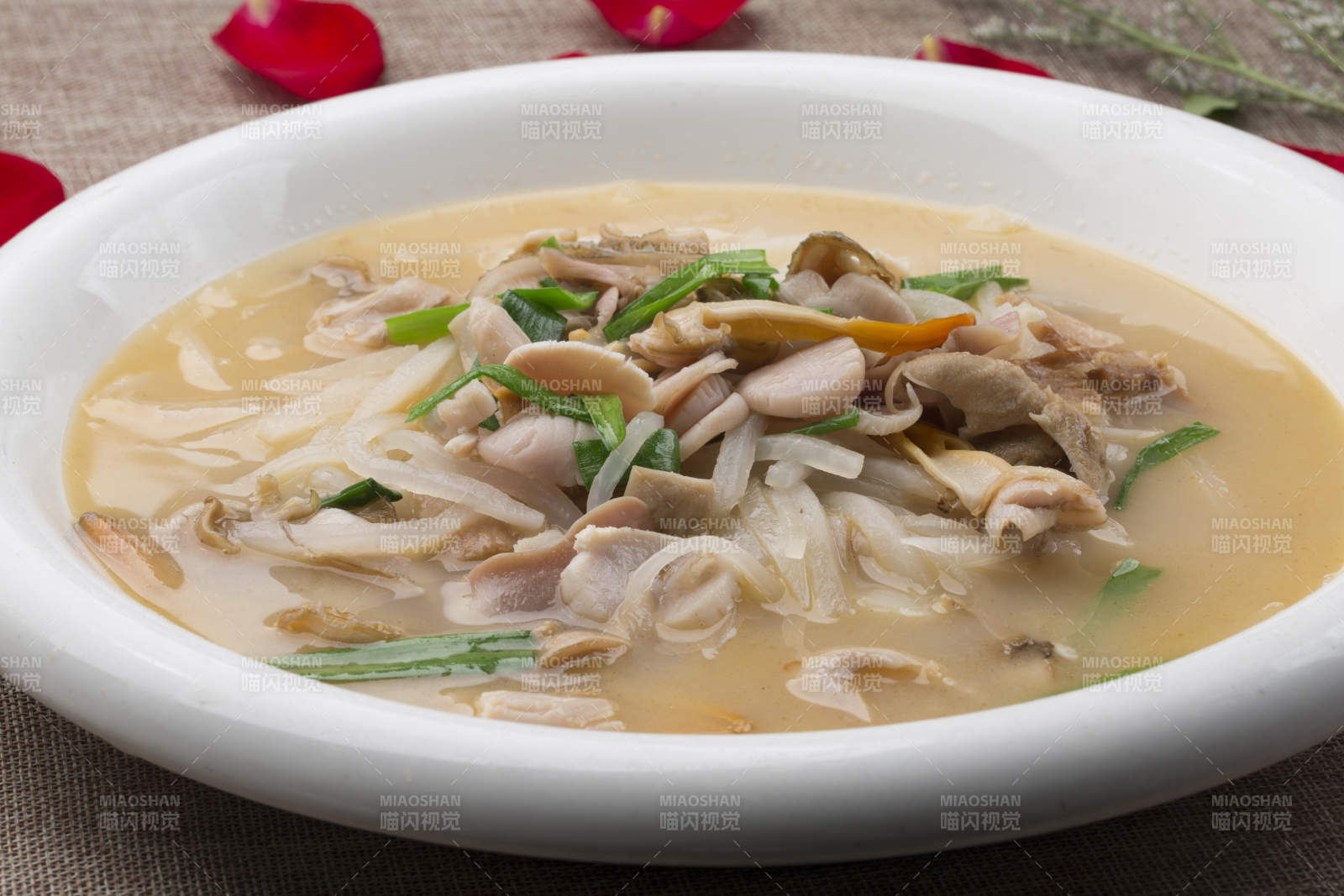 白色圆形汤盆装的海鲜水萝卜炖天鹅蛋