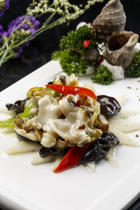 長(zhǎng)方形白瓷盤裝的海鮮木耳彩椒爆海螺