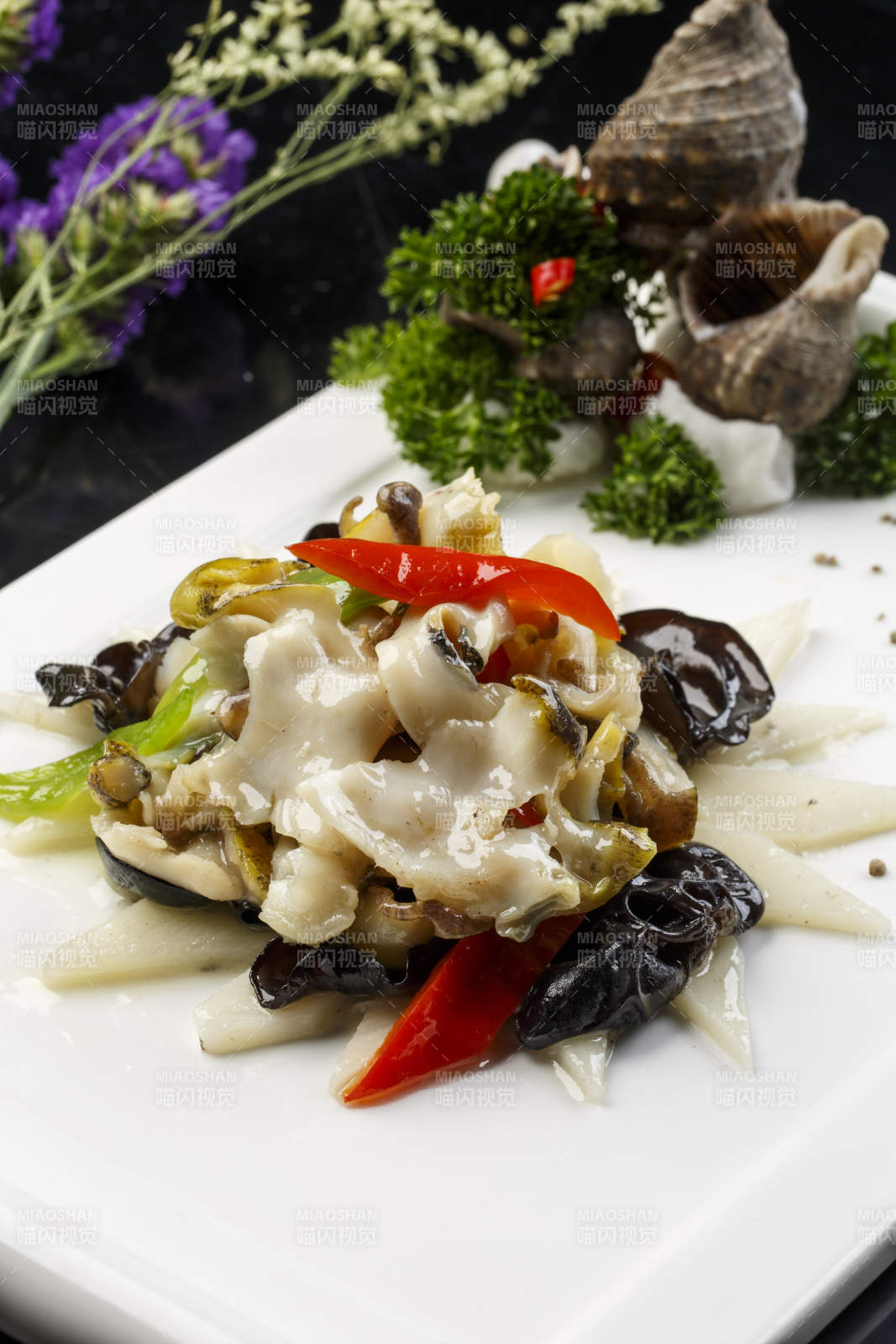 長方形白瓷盤裝的海鮮木耳彩椒爆海螺