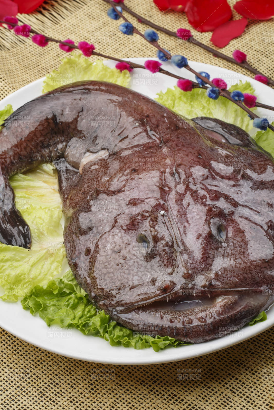 白色椭圆瓷盘装的深海魔鬼鱼