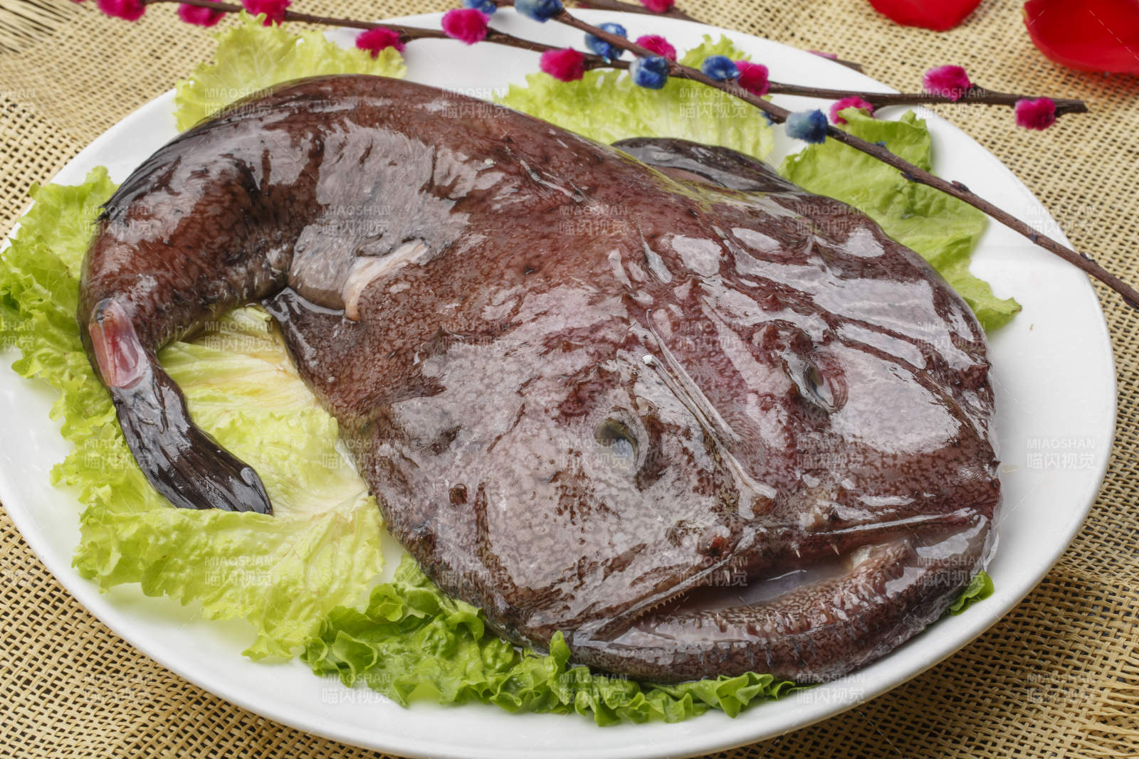 白色橢圓瓷盤裝的深海魔鬼魚