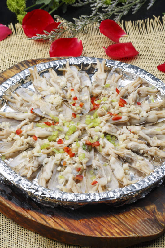 锡纸铁盘装的蒜蓉粉丝铁板蛏子