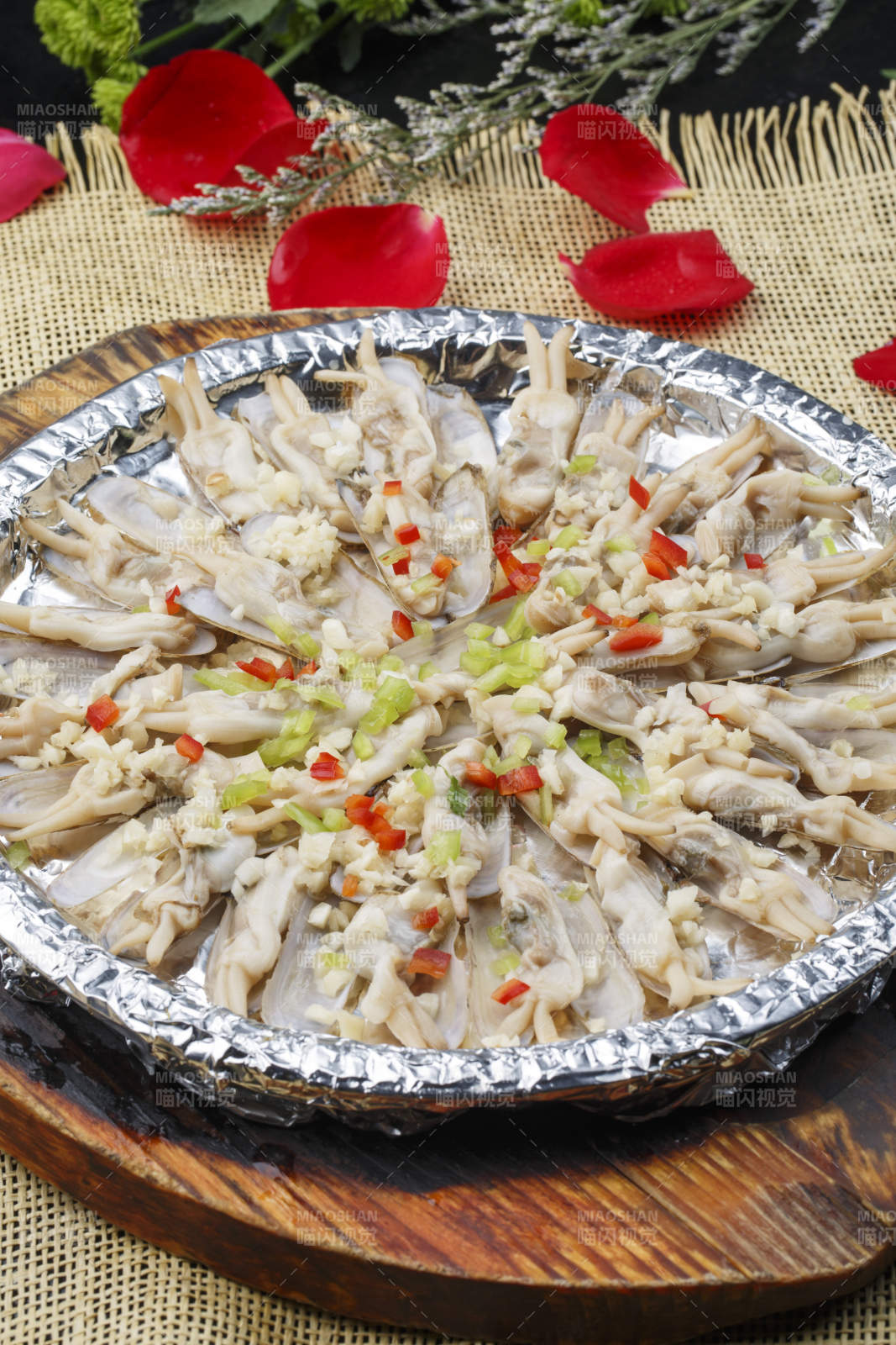 锡纸铁盘装的蒜蓉粉丝铁板蛏子