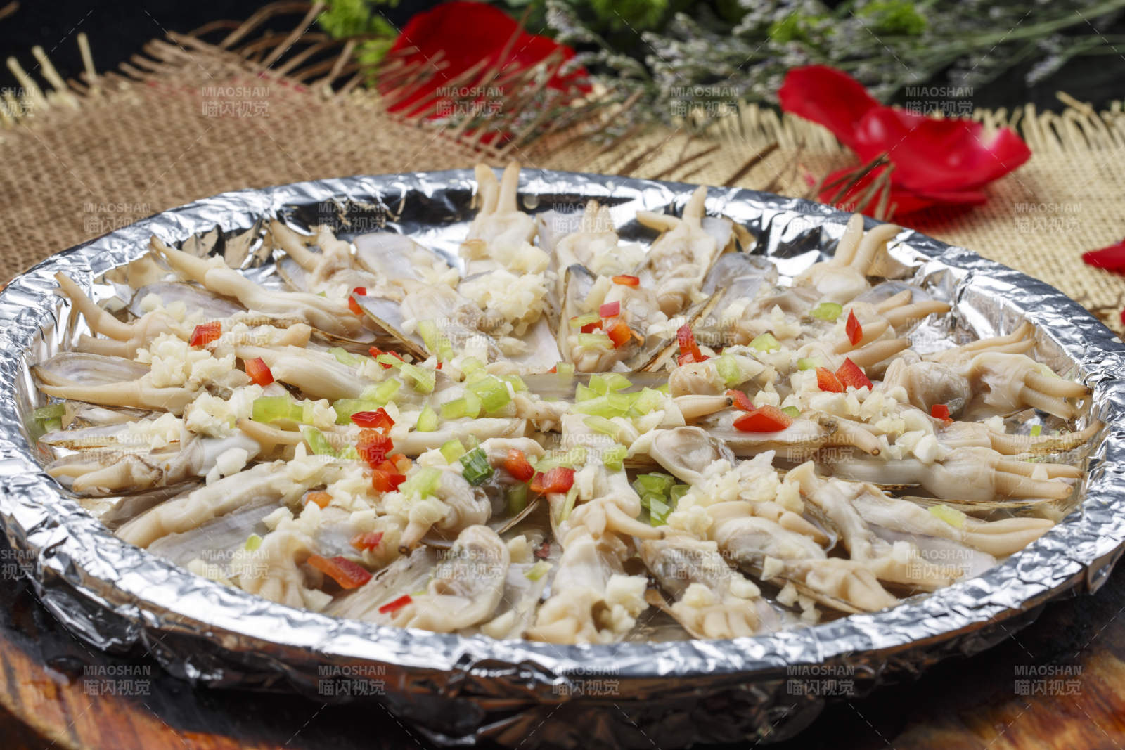 锡纸铁盘装的蒜蓉粉丝铁板蛏子