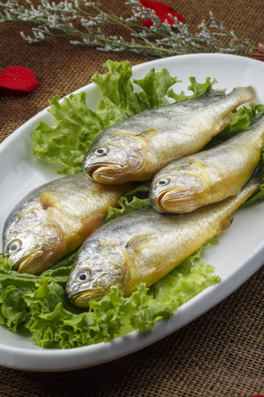 椭圆瓷盘装的小黄鱼黄瓜鱼