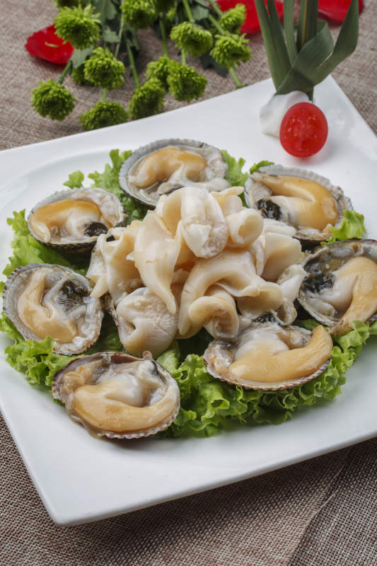 白色瓷盘装的刺身天鹅蛋