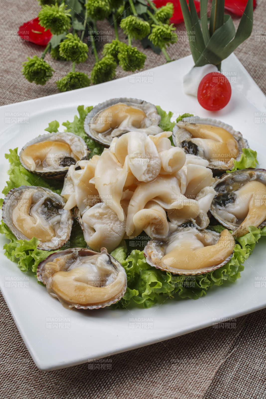 白色瓷盘装的刺身天鹅蛋