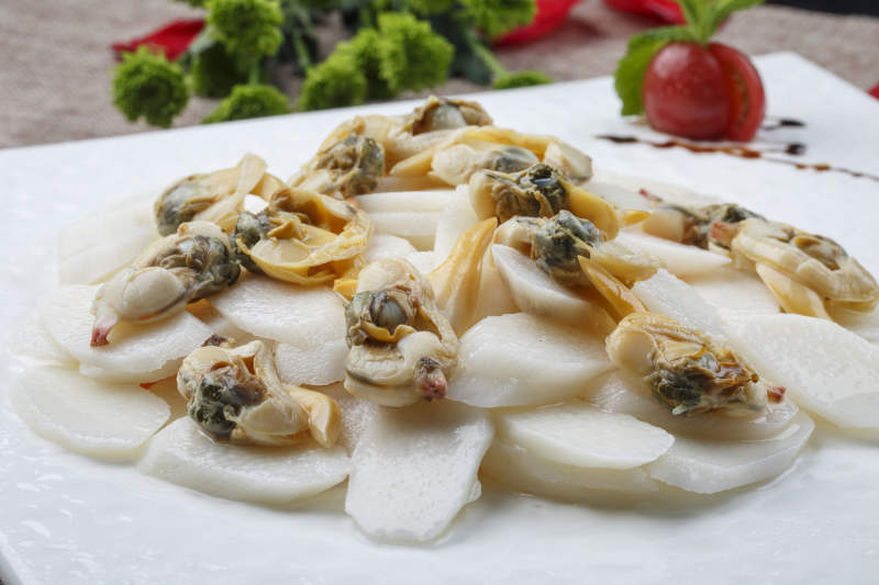 白色方瓷盘装的长山药蒸贻贝