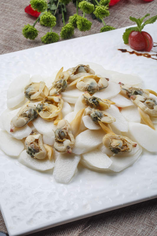 白色方瓷盘装的长山药蒸贻贝