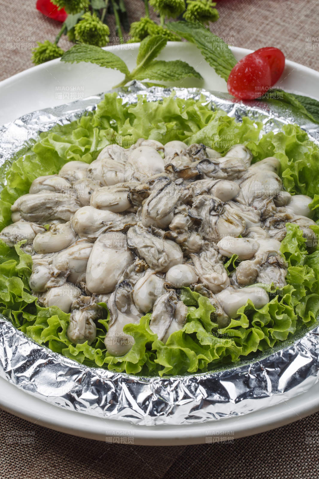 白色瓷盤裝的白灼生蠔青口貝