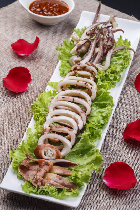 长条白瓷盘装的油煎深海大鱿鱼