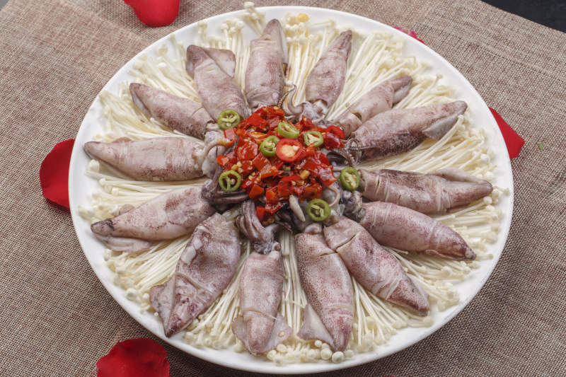 白色圆形瓷盘装的海鲜酱爆八爪鱼