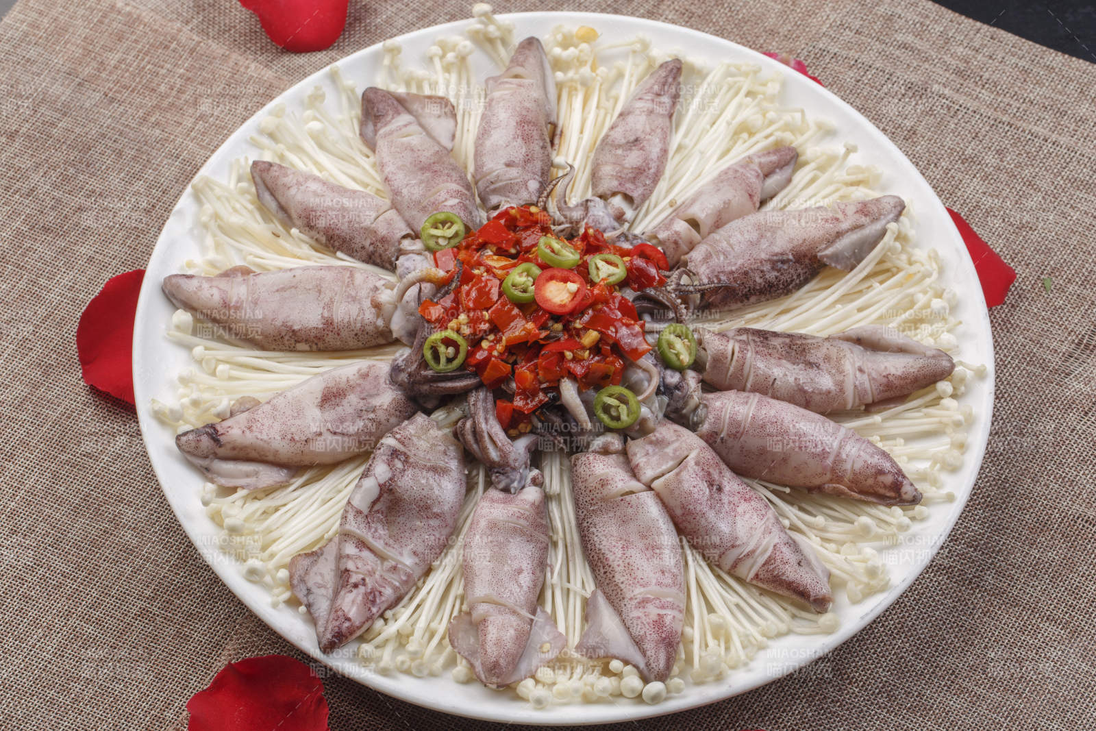 白色圆形瓷盘装的海鲜酱爆八爪鱼