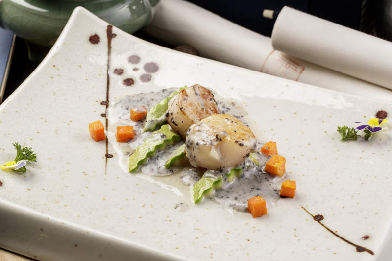 精美瓷餐具装的奶油焗带子瑶柱