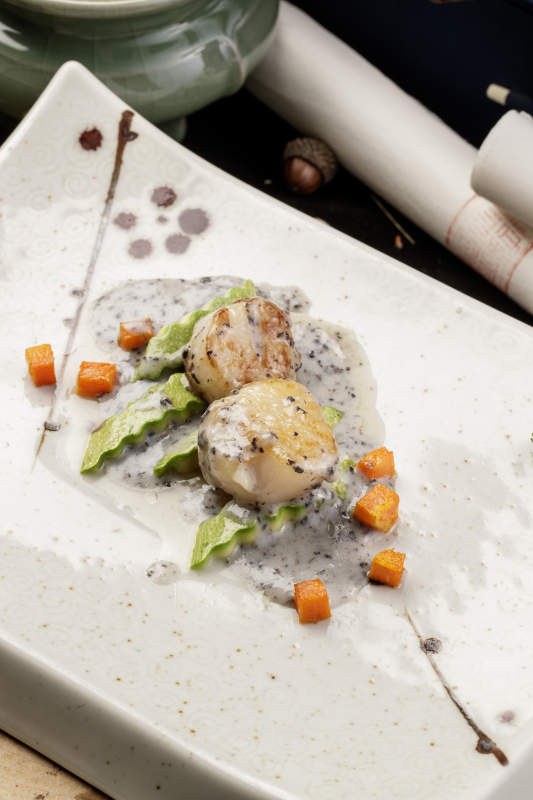 精美瓷餐具装的奶油焗带子瑶柱