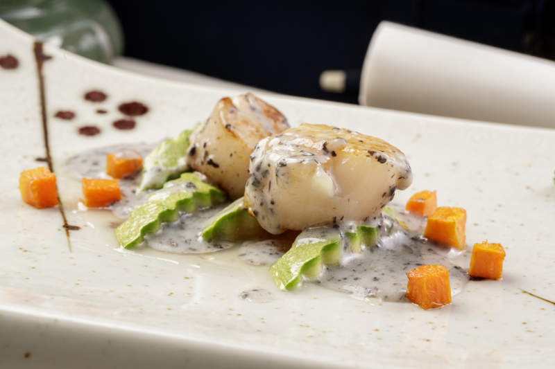 精美瓷餐具装的奶油焗带子瑶柱