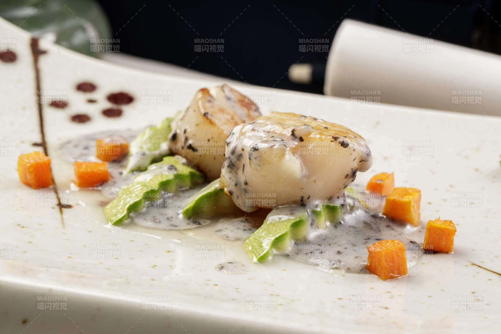 精美瓷餐具装的奶油焗带子瑶柱