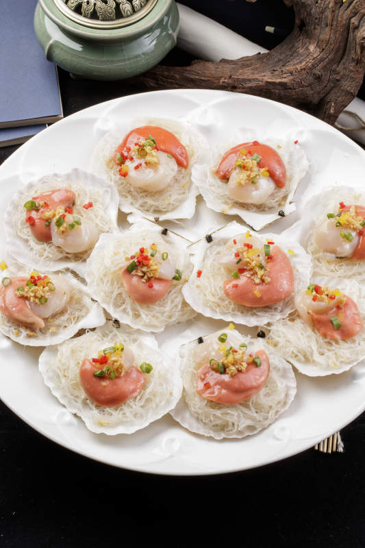 白色瓷盘装的蒜蓉粉丝蒸扇贝