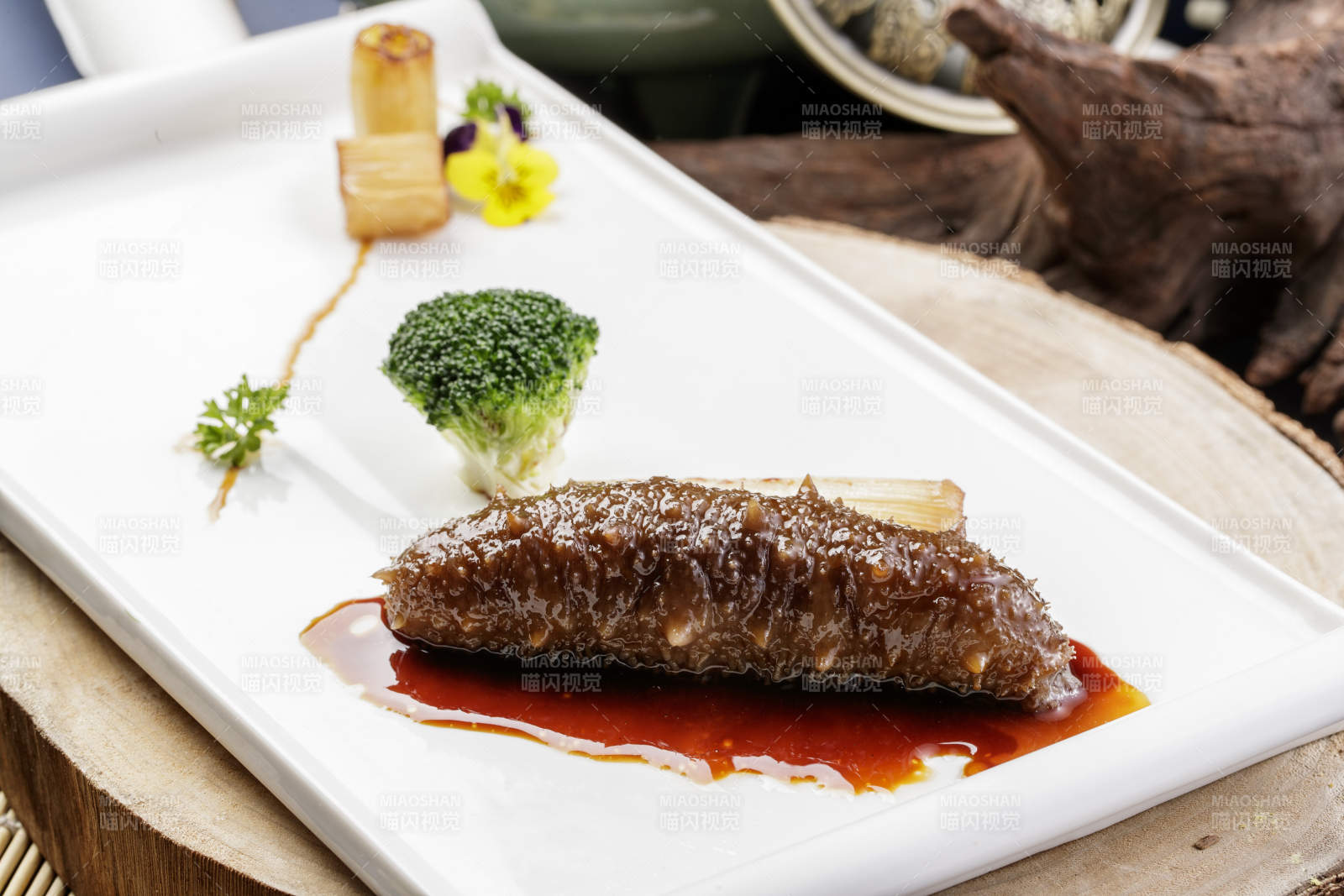 白色瓷盘装的捞汁梅花参