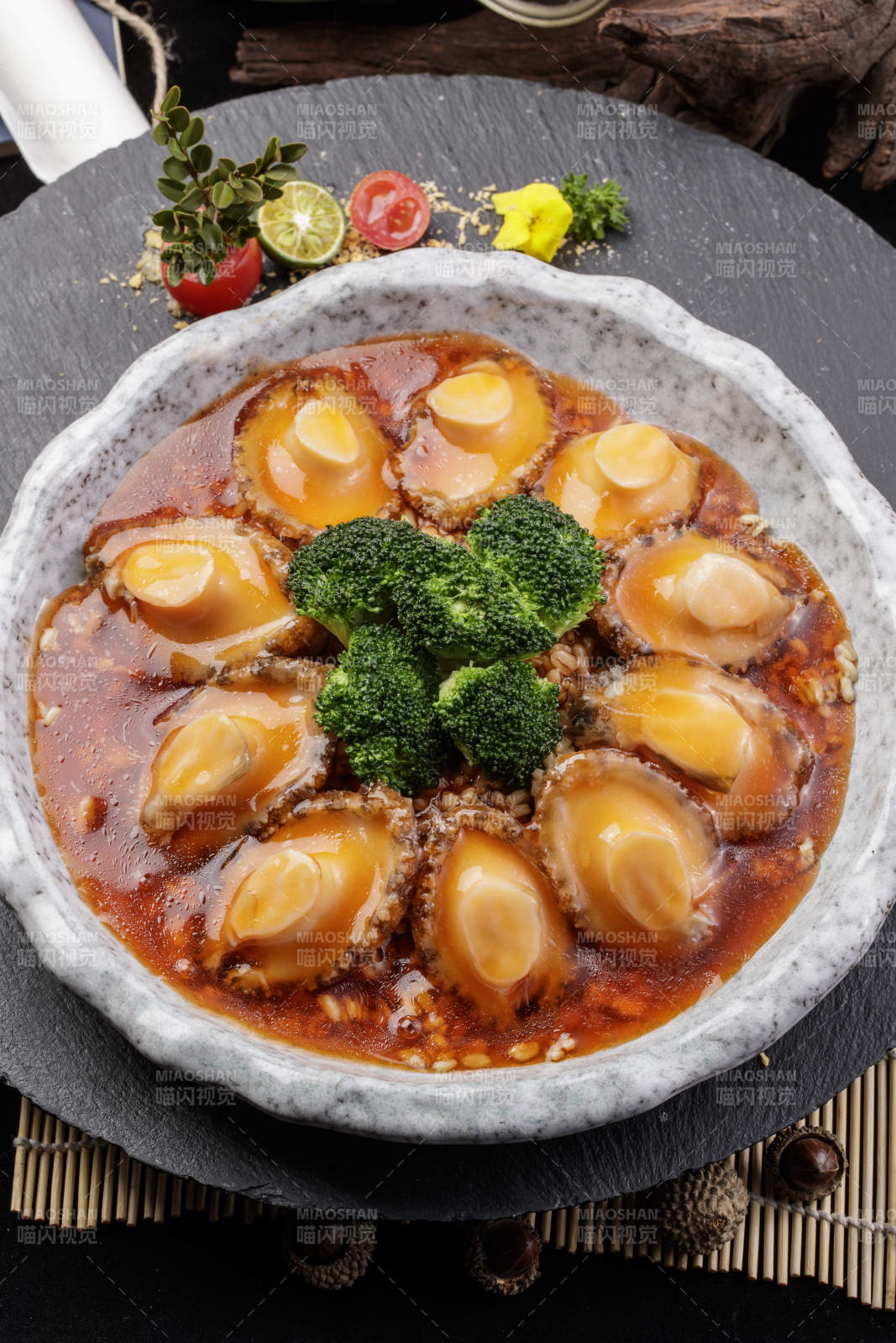 精美餐具装的鸡汁浓汤顿鲜鲍鱼