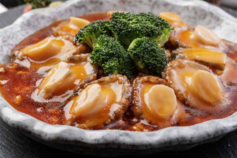 精美餐具装的鸡汁浓汤顿鲜鲍鱼