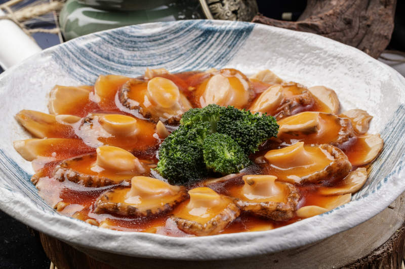 精美餐具装的鸡汁浓汤顿鲜鲍鱼