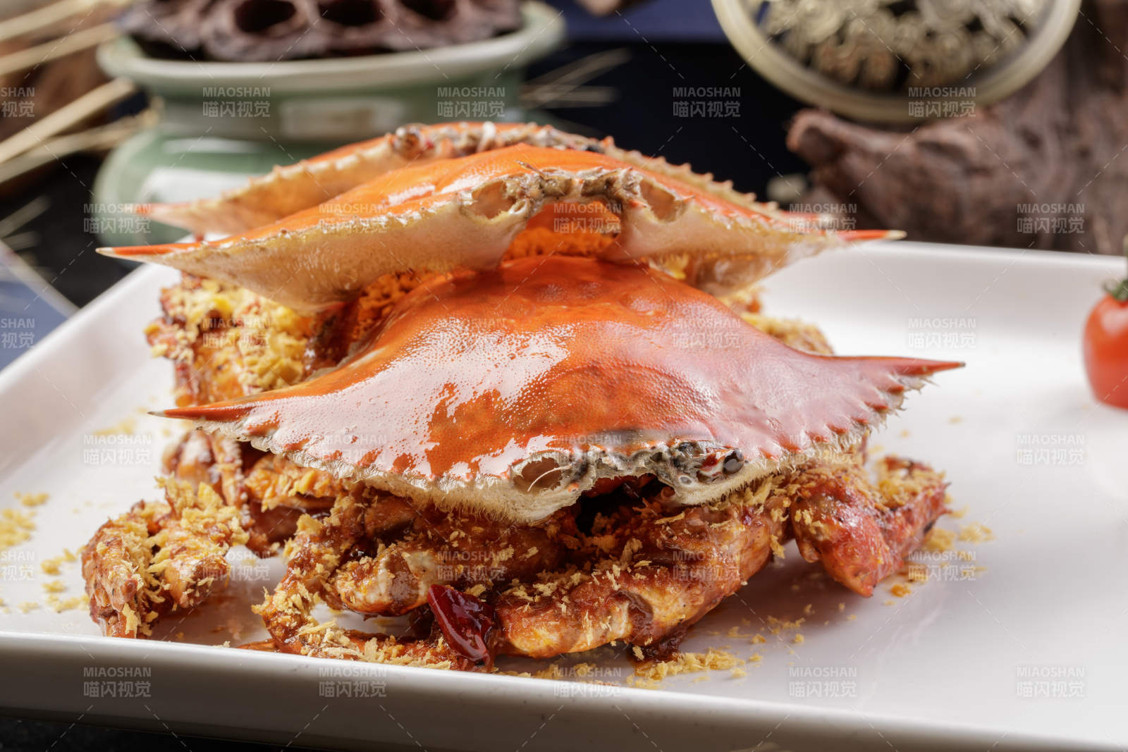 白色瓷盤裝的避風(fēng)塘炒海蟹