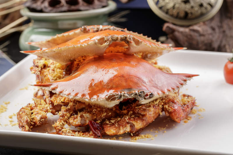 白色瓷盤裝的避風塘炒海蟹