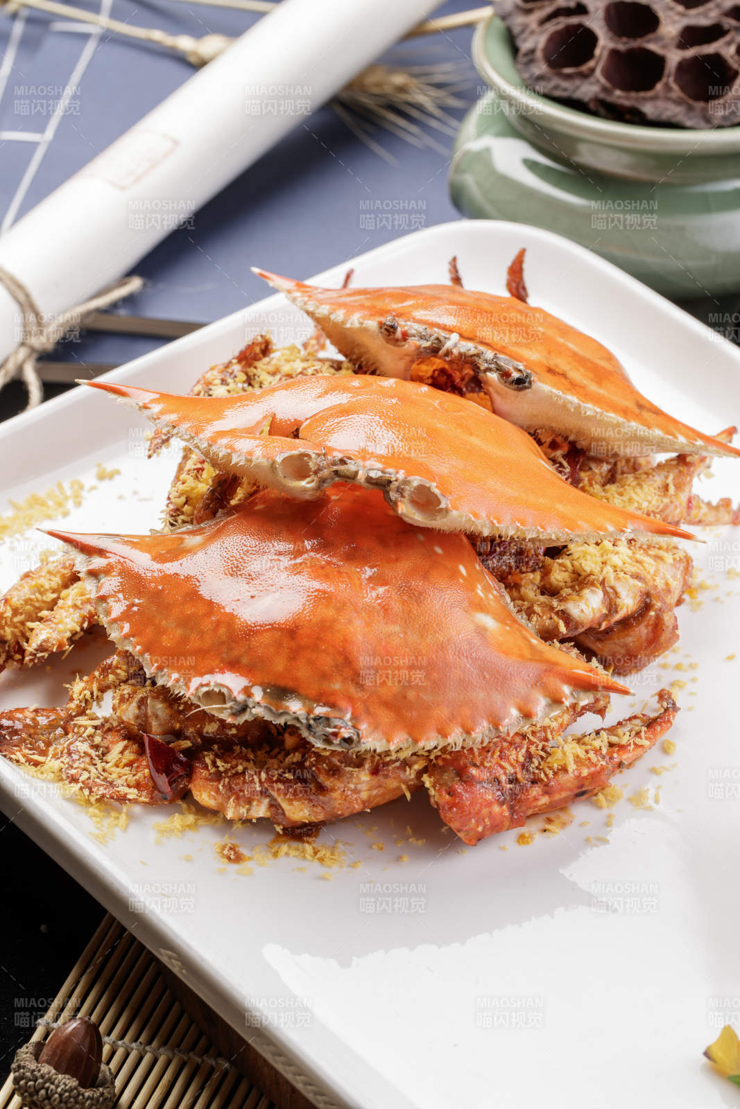 白色瓷盤裝的避風(fēng)塘炒海蟹