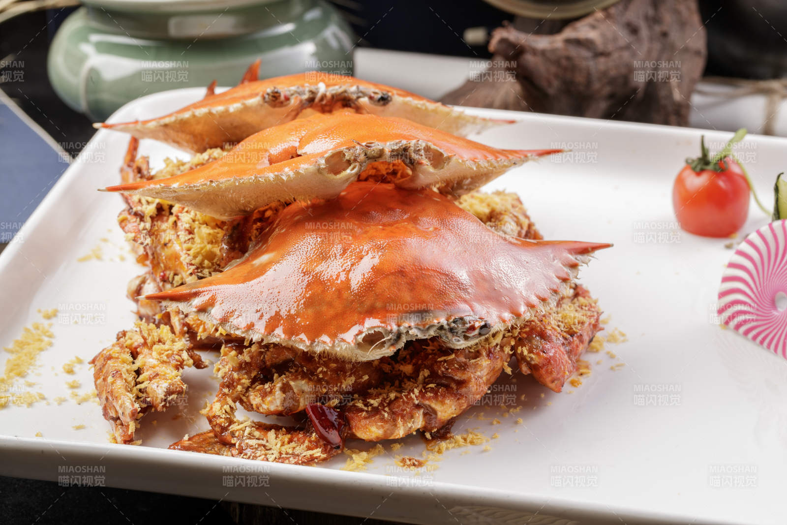 白色瓷盤裝的避風塘炒海蟹