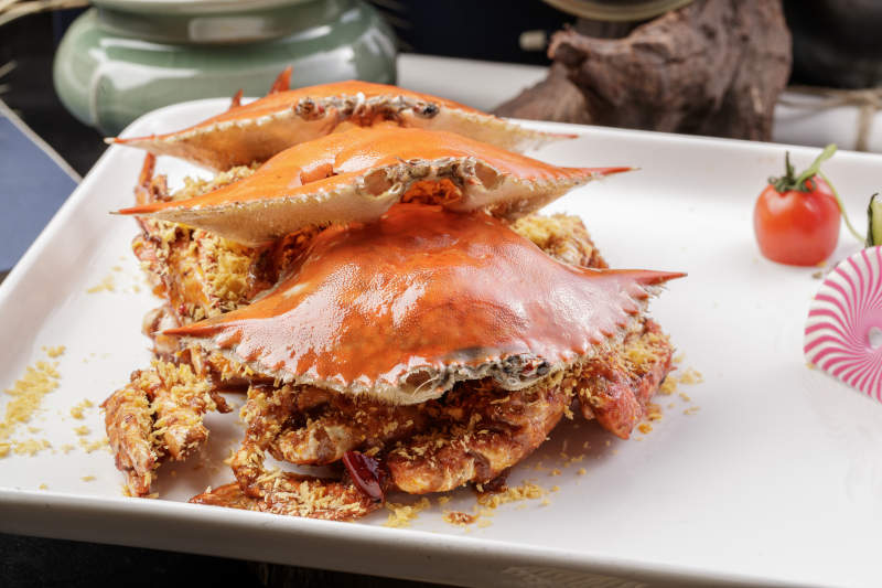 白色瓷盤裝的避風塘炒海蟹