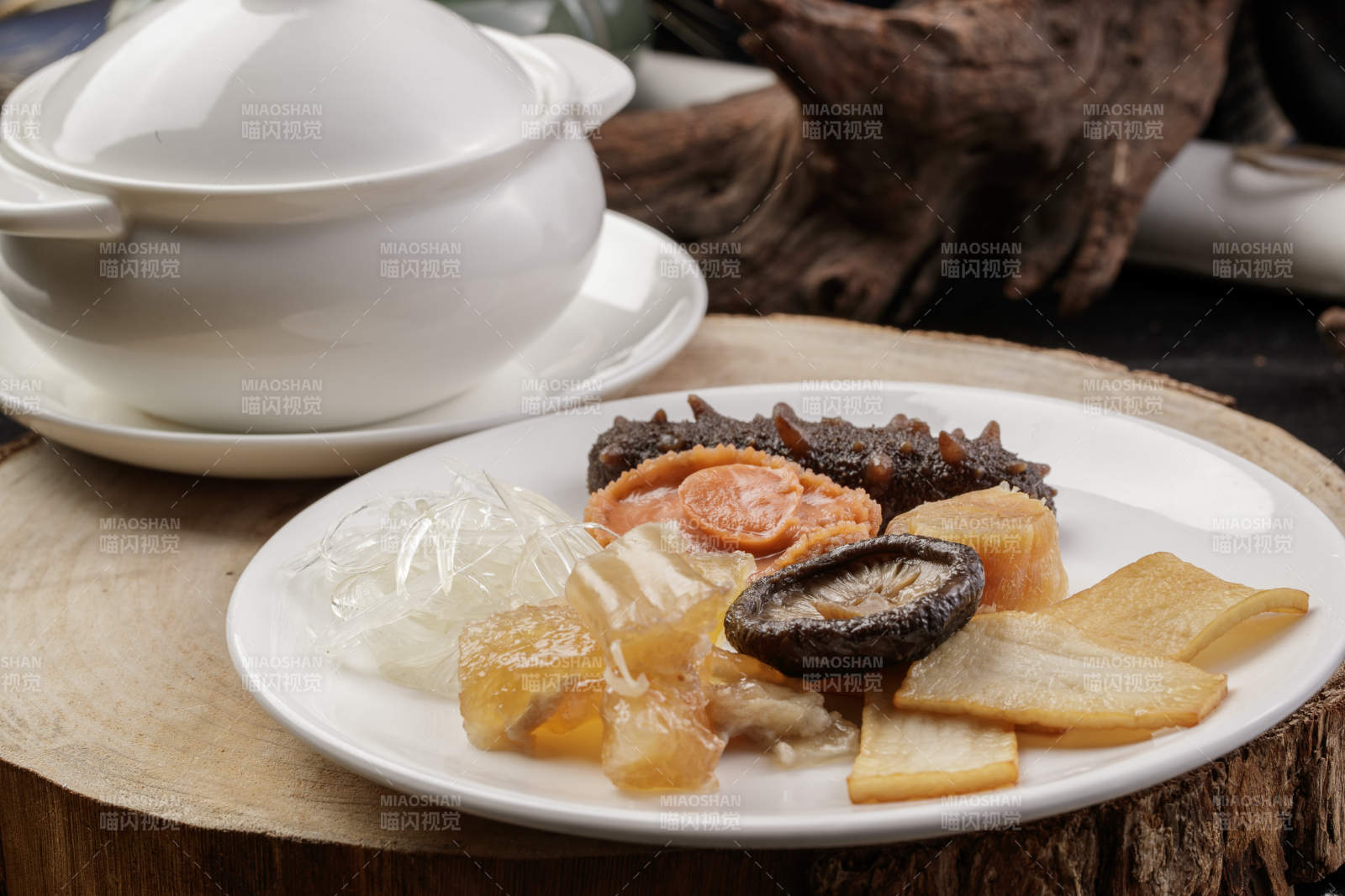 松木菜板上的白瓷餐具撞得濃湯海鮮滋補(bǔ)湯羹