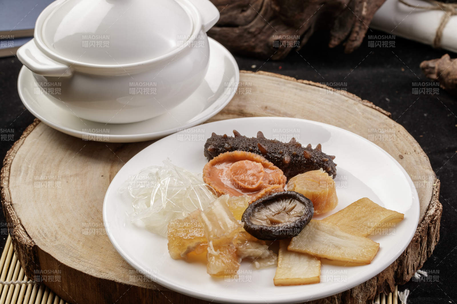 松木菜板上的白瓷餐具撞得濃湯海鮮滋補湯羹