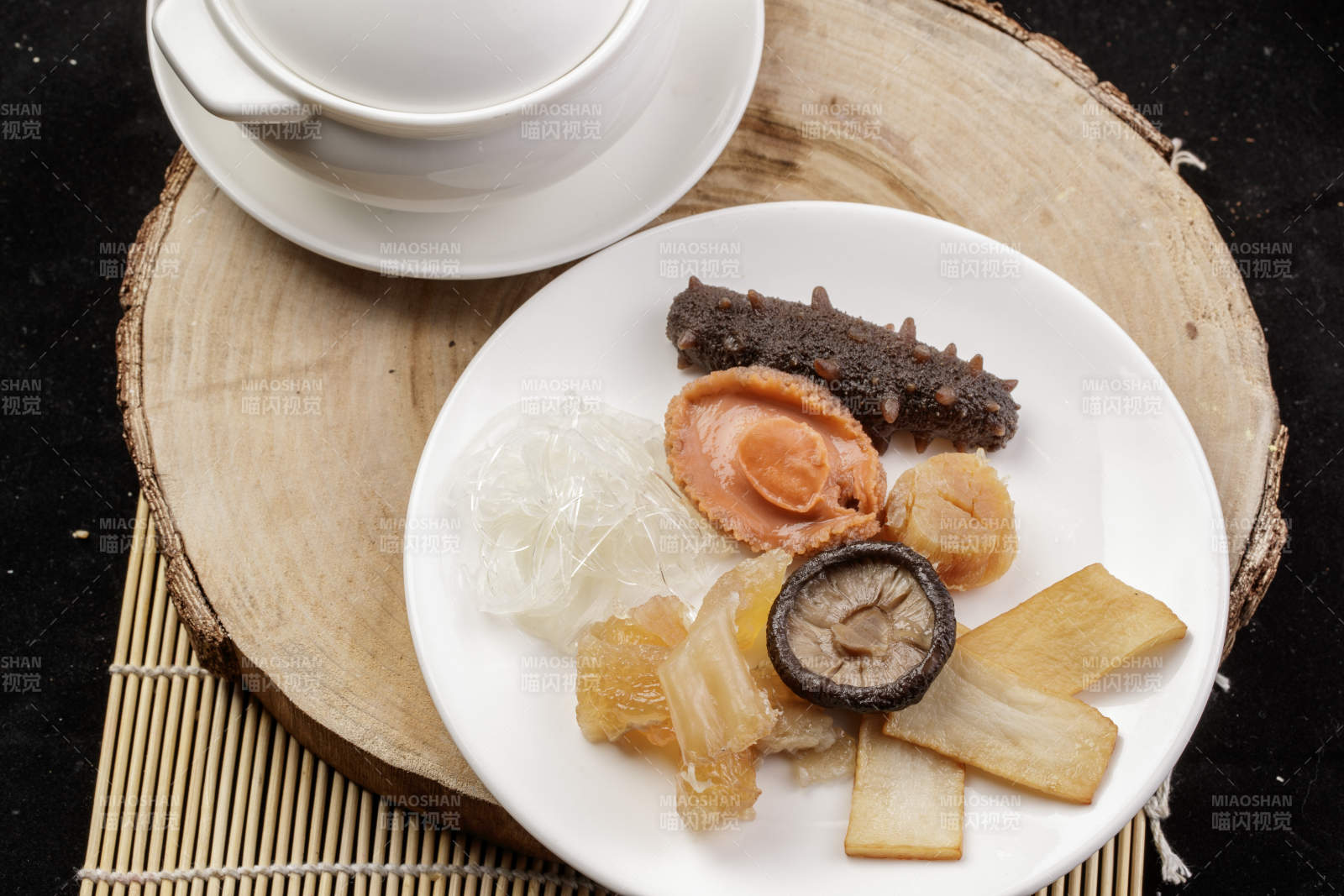 松木菜板上的白瓷餐具撞得濃湯海鮮滋補湯羹