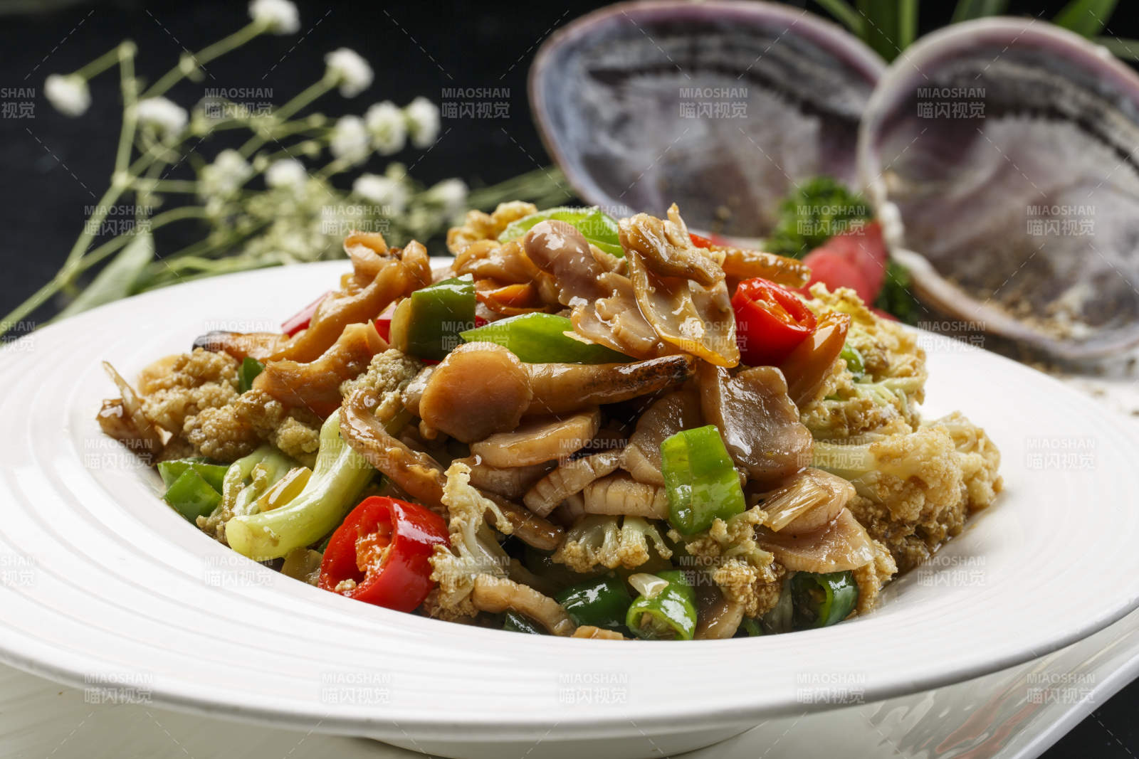 圆形白瓷盘装的有机菜花炒天鹅蛋