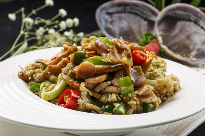 圆形白瓷盘装的有机菜花炒天鹅蛋