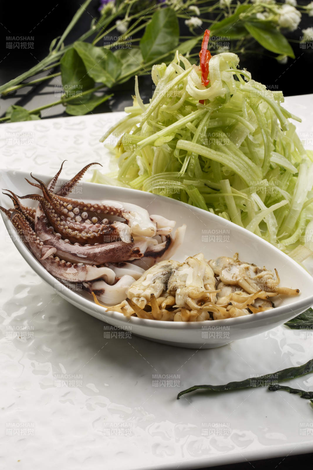 白色方形瓷盘装的西芹拌海鲜