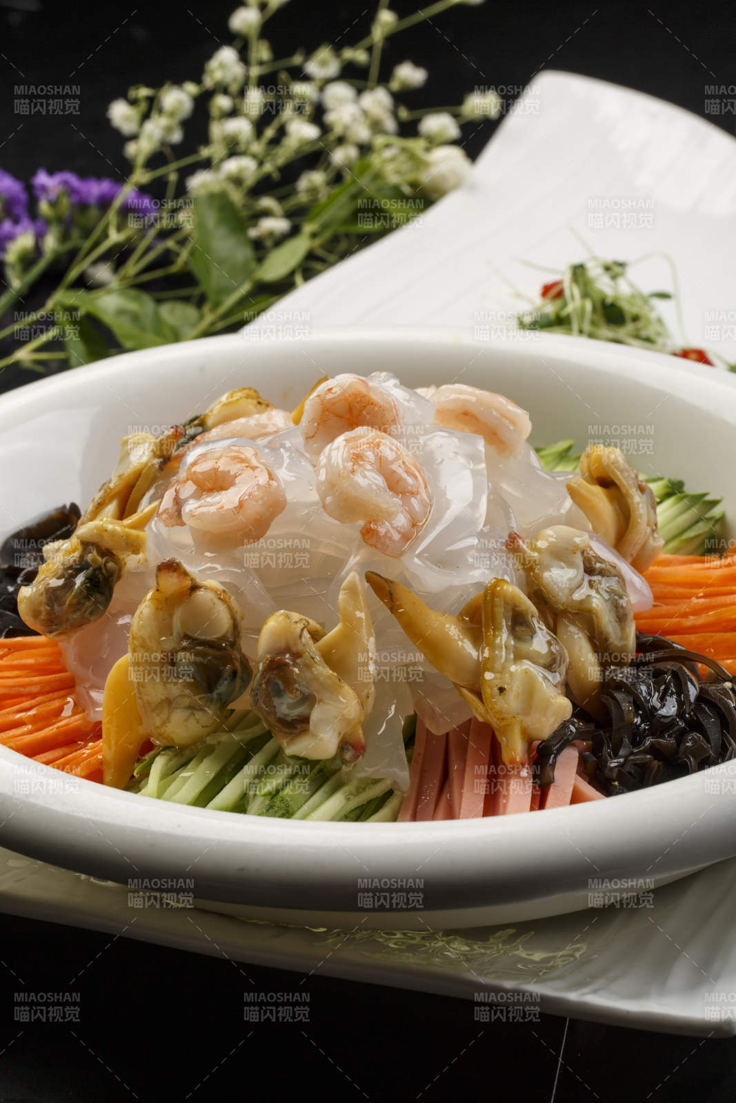 白色圆瓷盘装的海鲜大拉皮