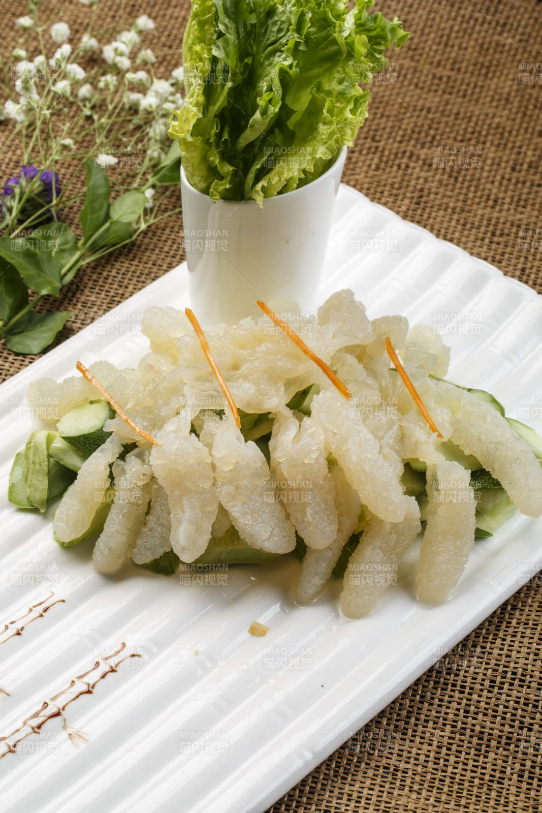 白色瓦楞瓷盘装的老醋蛰头