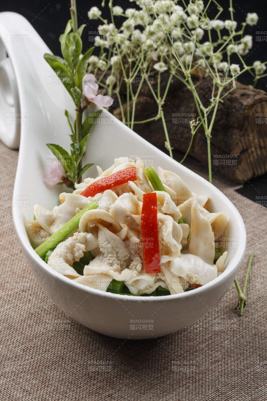 勺型瓷盤裝的酸湯鳥貝