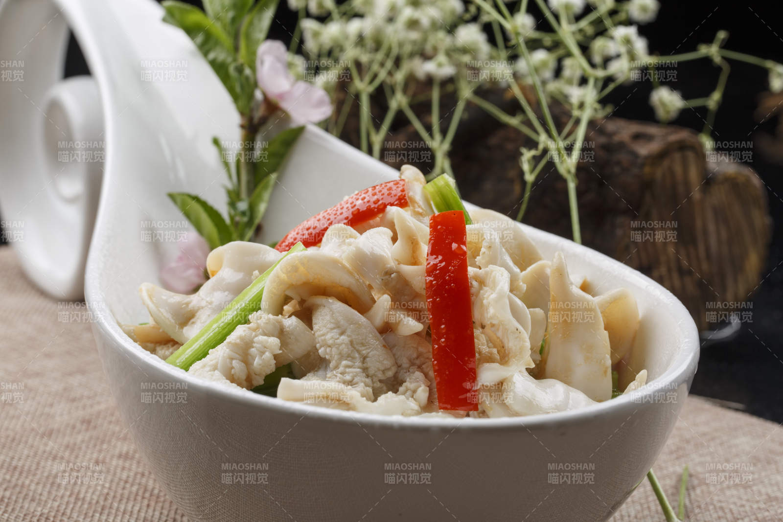 勺型瓷盤裝的酸湯鳥貝