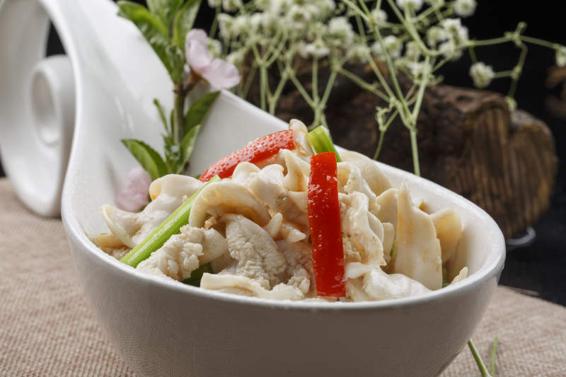 勺型瓷盘装的酸汤鸟贝