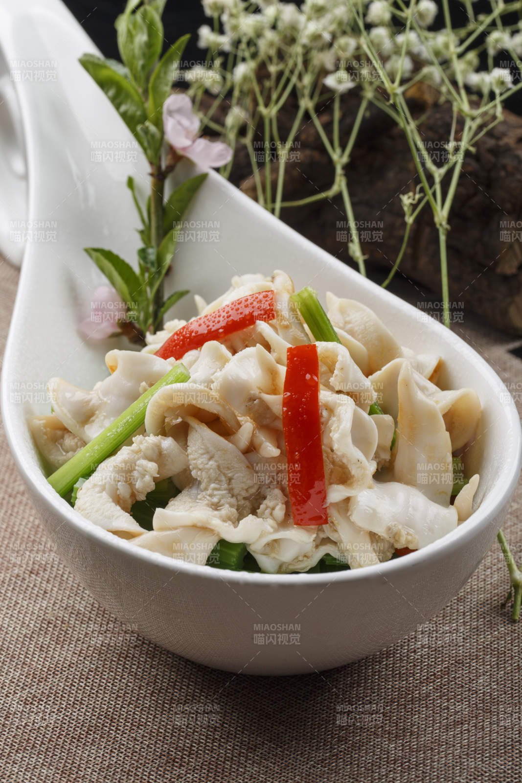 勺型瓷盤裝的酸湯鳥貝