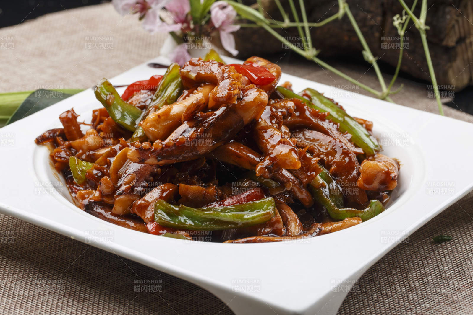 白色瓷盘装的的海鲜香辣酱爆鱿鱼须