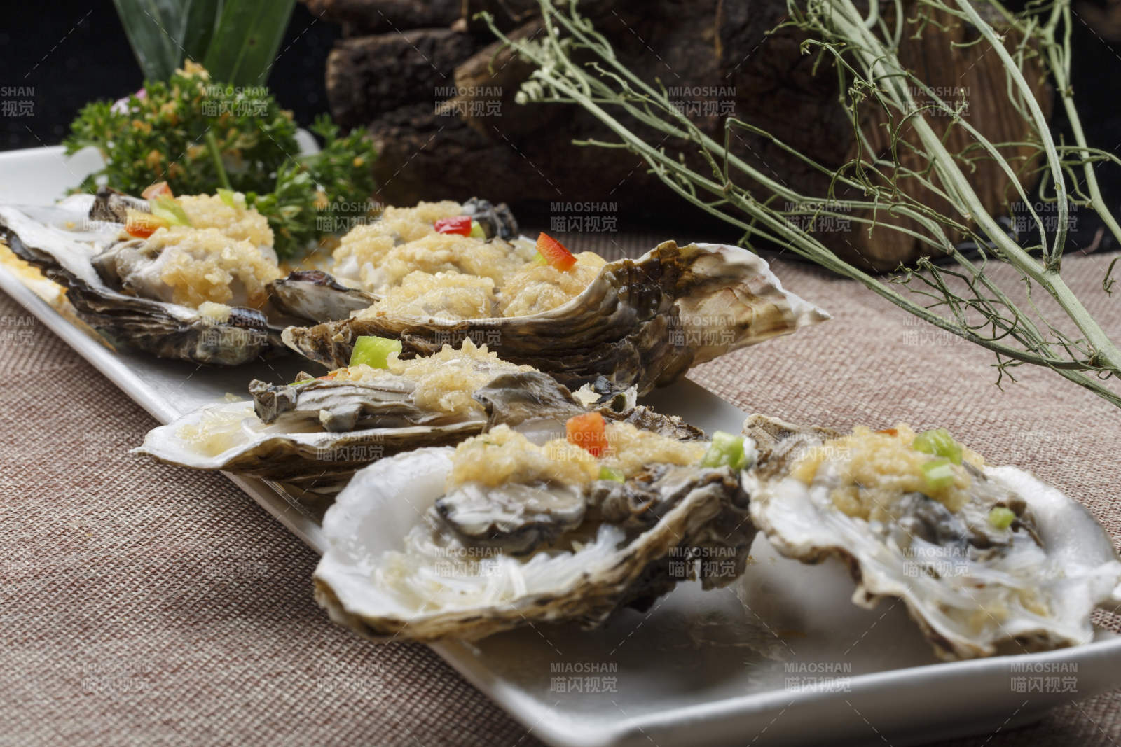 条形白瓷盘装的蒜蓉粉丝蒸生蚝